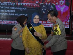 Serah Terima Ibu Asuh Polwan Polda Kepri