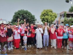 Amsakar Achmad jalan santai bersama warga