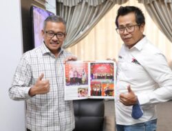 Terima Kenang-kenangan Majalah The Leader Indonesia sebagai Pemimpin Inspiratif 2024, Jefridin: Simbol Perjalanan Karier Sebagai Sekda