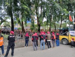 Polresta Barelang Kawal Unjuk Rasa Koalisi Rakyat Batam Tuntut Kenaikan UMK di Gedung Graha Kepri
