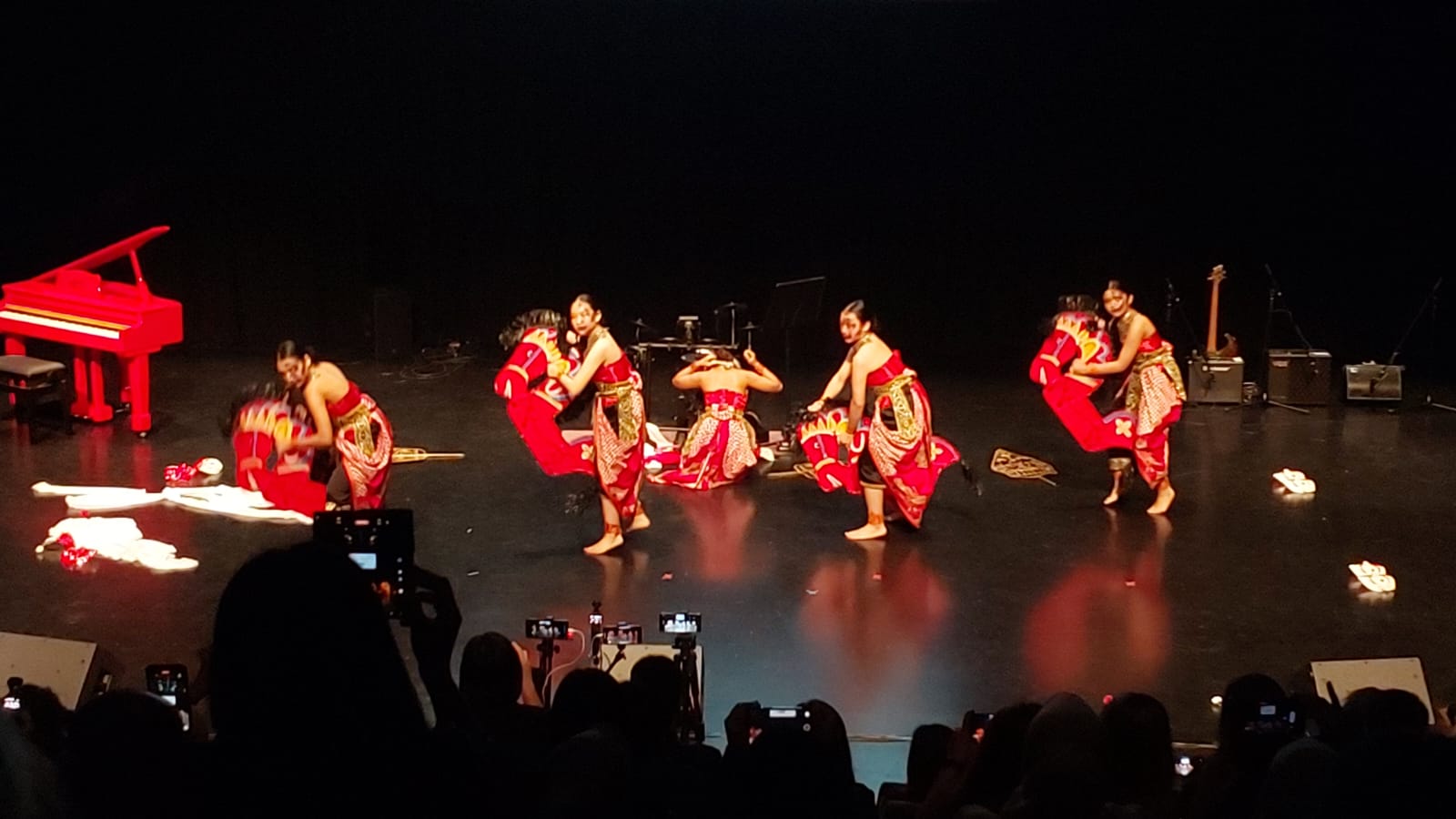 Siswa sekolah Juwita Internasional Batam saat menampilkan kreasinya di Melrose Fiesta 2024 yang digelar di Studio Theatre School Of The Arts Singapore. 