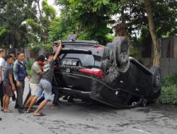 Dua Mobil Mewah Terguling Usai Saling Menghindar di Jalan Imam Munandar Pekanbaru