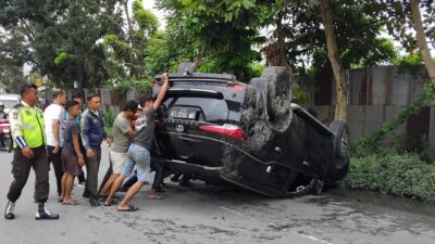 Dua Mobil Mewah Terguling Usai Saling Menghindar di Jalan Imam Munandar Pekanbaru