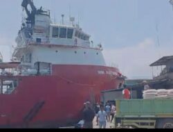 Terhempas Angin, Kapal Besar Tabrak Rumah Warga di Telaga Punggur Batam
