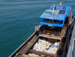 Bakamla tangkap kapal bawa pasir timah ilegal di perairan Kepulauan riau.