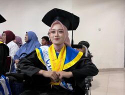 Mahasiswi Disabilitas Asal Banjarnegara Raih Cumlaude dan Gelar Pameran Lukisan di Hari Wisuda