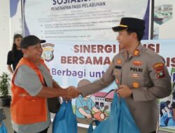 Nasi Bungkus dan Senyum di Pelabuhan: Kolaborasi Polisi dan Jurnalis yang Menghangatkan Hati