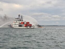 Kapal Kayu Terbakar di Perairan Selat Riau, Tim KN Sarotama dan Kapal Patroli PLP Tanjung Uban Gerak Cepat Padamkan Api