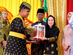 Amsakar-Li Claudia Hadiri Penganugerahan Gelar Datok Seri Diwangsa Wira Perdana