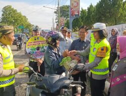 Operasi Keselamatan Candi 2026, Polisi Beri Helm dan Sayuran, Cara Unik Polres Purbalingga Kampanyekan Tertib Lalu Lintas
