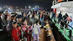 Ratusan Penumpang Yang Terlatar akibat Tidak kebagian tiket, Diberangkatkan Dengan Kapal Patroli Tujuan Batam – Kuala Tungkal Jambi