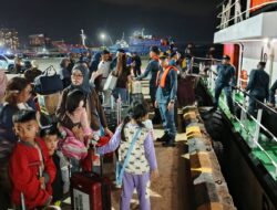Ratusan Penumpang Yang Terlatar akibat Tidak kebagian tiket, Diberangkatkan Dengan Kapal Patroli Tujuan Batam – Kuala Tungkal Jambi