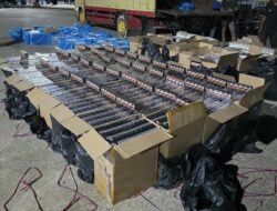 Speedboat Tanpa Awak Kandas di Pulau Panjang, Bea Cukai Batam Amankan 1,12 Juta Batang Rokok Ilegal