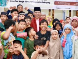 Amsakar Dikerumuni Anak-anak Usai Tarawih, Saat Safari Ramadan di Sekupang