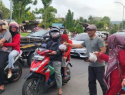 Majelis Sholawat Asy Syifa Sekupang Berbagi Takjil untuk Warga di Batam