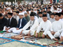Ribuan Jemaah Padati Salat Idul Fitri di Dataran Engku Putri