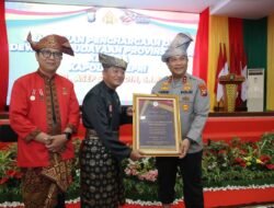 Kapolda Kepri Terima Penghargaan “Sekalung Budi” atas Pelestarian Gurindam 12 Raja Ali Haji