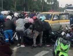 Pikap Hantam Antrean Motor di Lampu Merah Kepri Mall Batam, Sejumlah Pengendara Terluka