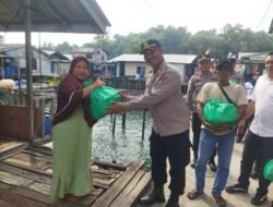 Polisi Bagikan Sembako untuk Warga Kurang Mampu di Belakang Padang