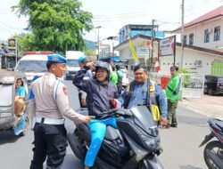 Jelang HUT RI ke-81, Polisi Bersama Ojol Bagikan Bendera Merah Putih di Padangsidimpuan