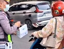Di Tengah Sebaran Asap, Satlantas Padangsidimpuan Bagikan Masker kepada Pengendara