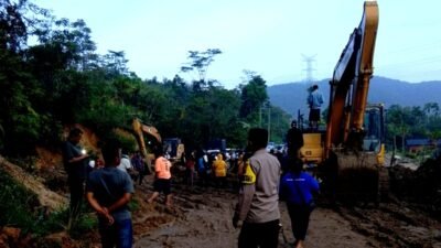 Jalan Amblas di Aek Sulum Belum Bisa Dilalui, Perbaikan Masih Berlangsung