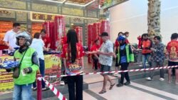 Vihara Cetya Hui Tek Kiong Berbagi 1.000 Paket Beras untuk Ojol dan Warga Batam