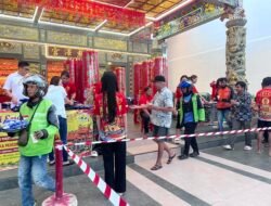 Vihara Cetya Hui Tek Kiong Berbagi 1.000 Paket Beras untuk Ojol dan Warga Batam